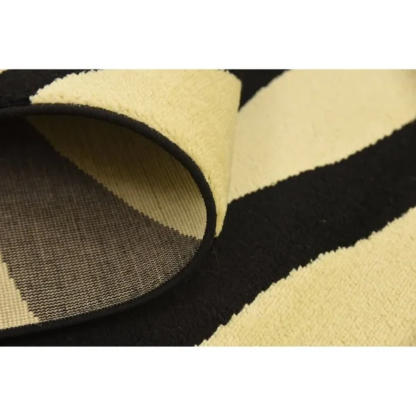 Unique Loom Okapi Wildlife Area Rug (5& x 8& - Black)
