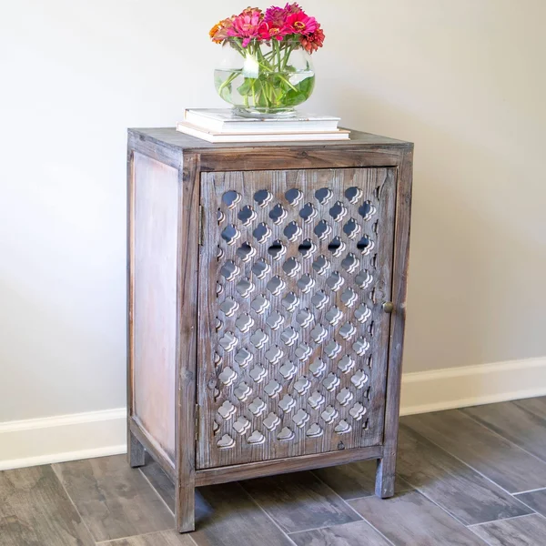 Decor Therapy Quatrefoil Distressed Gray Mirror Accent End Table