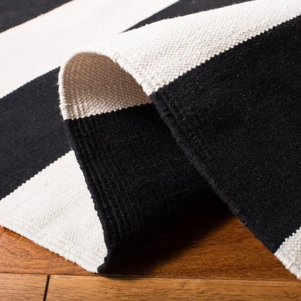Safavieh Montauk MTK712D 12&0x22 x 15&0x22 Black, Ivory Area Rug