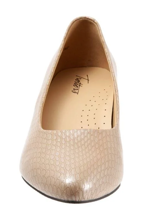 Trotters Women's Kari Pump - Size: 7, Taupe Snake Leather