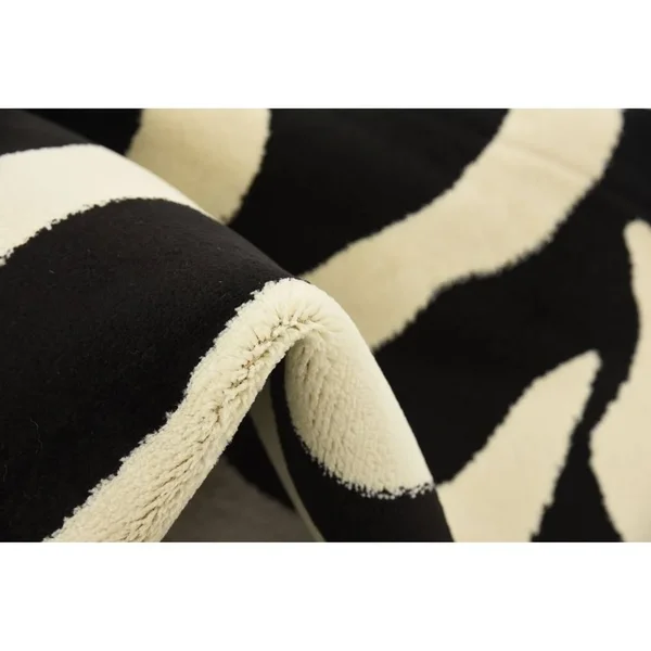 Unique Loom Okapi Wildlife Area Rug (5& x 8& - Black)