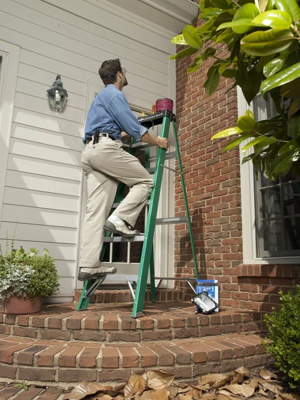 Louisville Fs4004 4 ft. Type II 225 lbs. Load Capacity Fiberglass Step Ladder