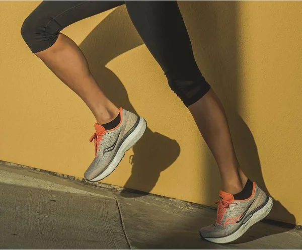 Saucony Women's Triumph 18 Running Shoes, Moonrock/Coral