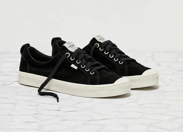 Cariuma Oca Low Black Suede Sneaker Women - Black