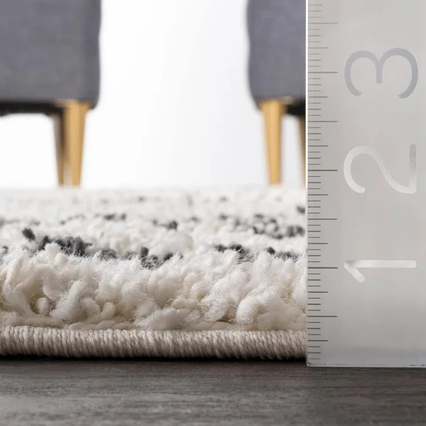 nuLOOM Mackie Moroccan Diamond Shag Off-White 6 ft. Round Rug, Beige